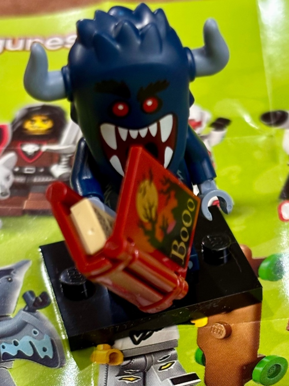 "Bogeyman" col27-8 LEGO Series 27 with stand, pamphlet and accessories LIKE NEW!